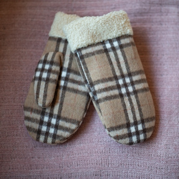 New With Tags Women's Plaid Tan Beige Mittens Fur Lined - Picture 1 of 3